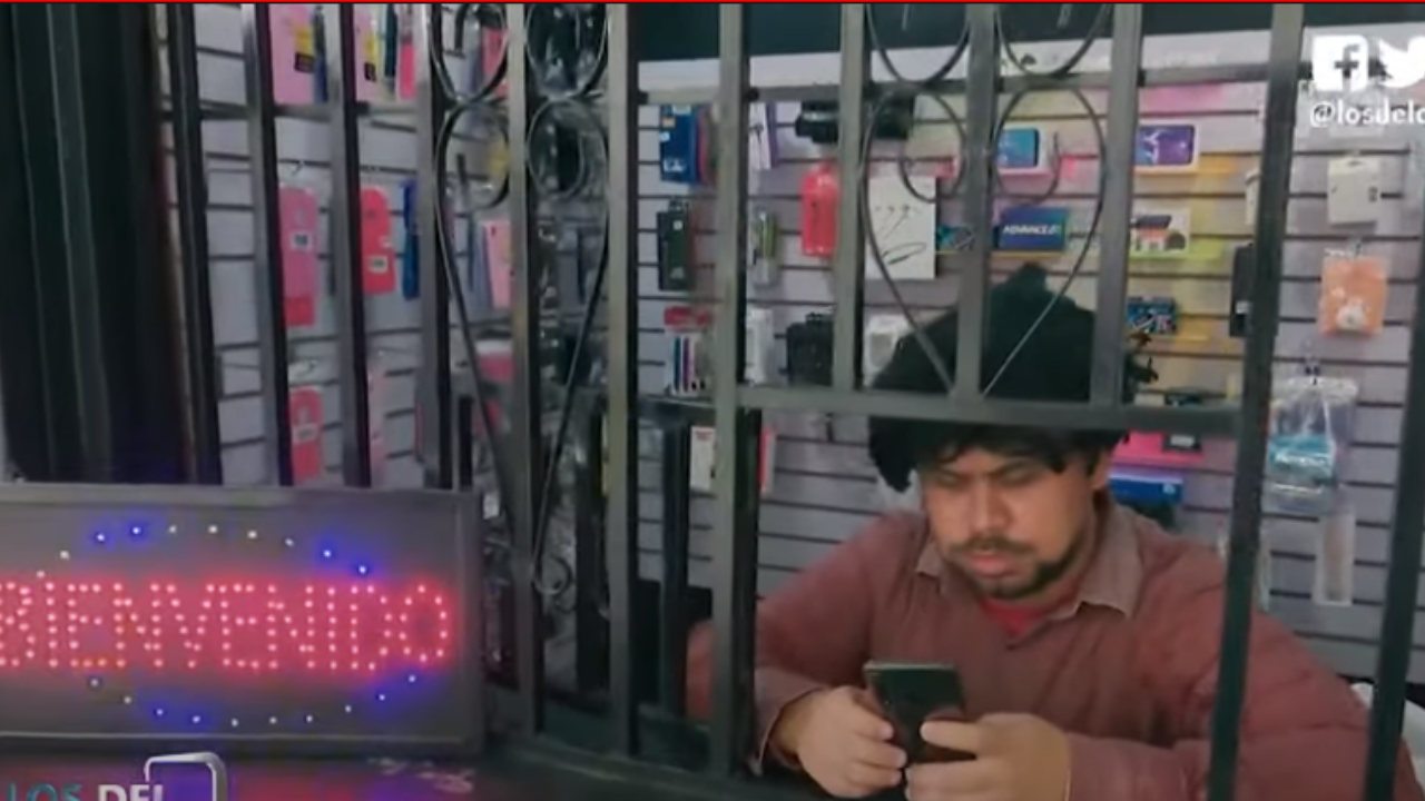 Imagen Principal de Nota: Los del Cuarto: Moncho se dedica a la reparación y venta de celulares y no te puedes perder los que le pasa