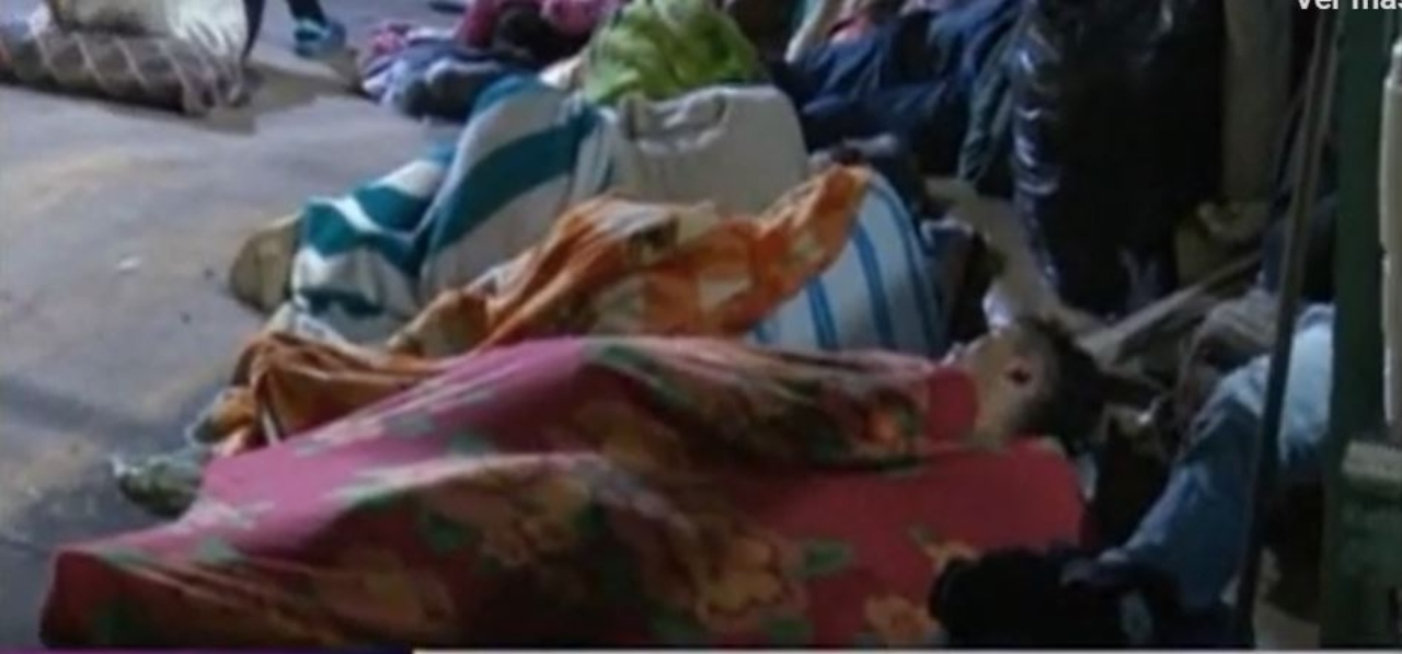 Imagen Principal de Nota: Familiares de pacientes del Hospital Escuela duermen en las aceras del bulevar Suyapa, desafiando el covid