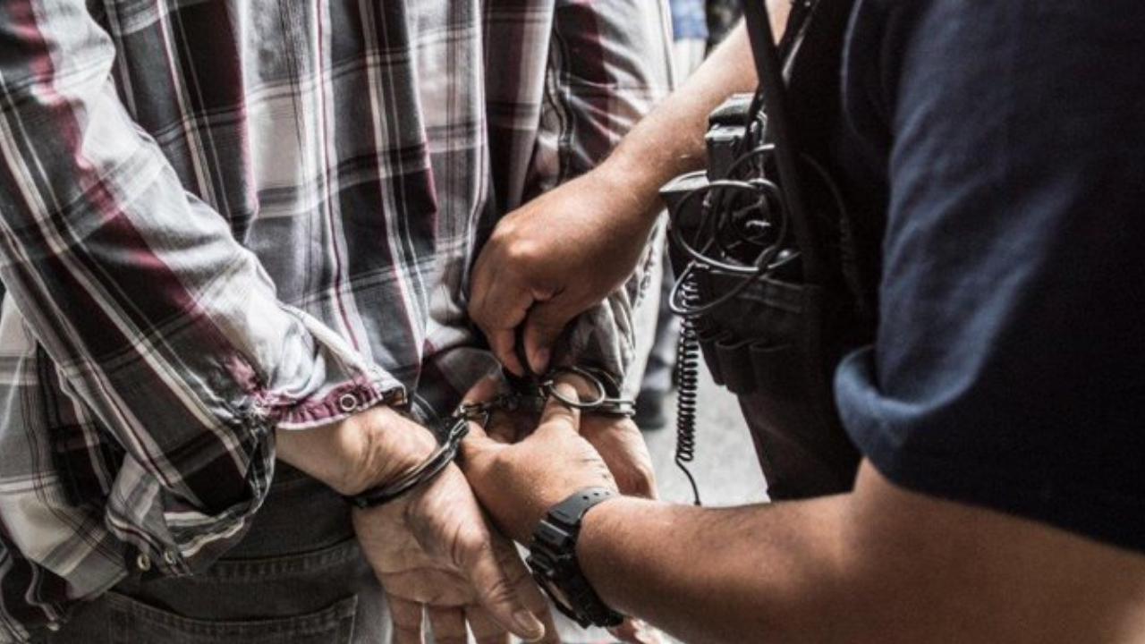 Imagen Principal de Nota: Las Mañanas del 5: ¿Cómo procede un policía o un agente de inmigración de Estados Unidos al arrestar a un ilegal?