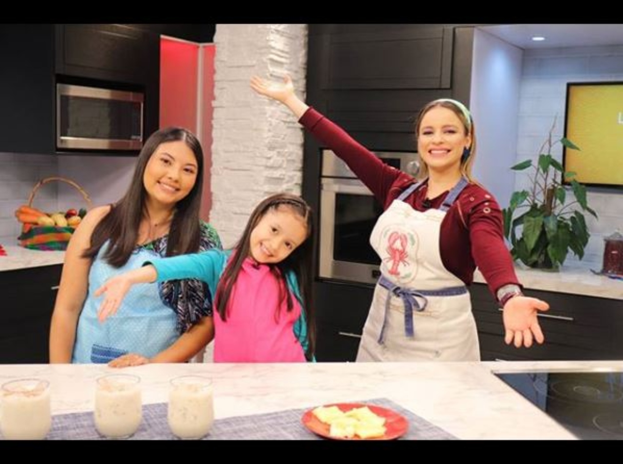 Imagen Principal de Nota: 'Las Manas' aprendieron a preparar sopa marinera, cóctel de corvina y pozol en La Cocina de Keyla