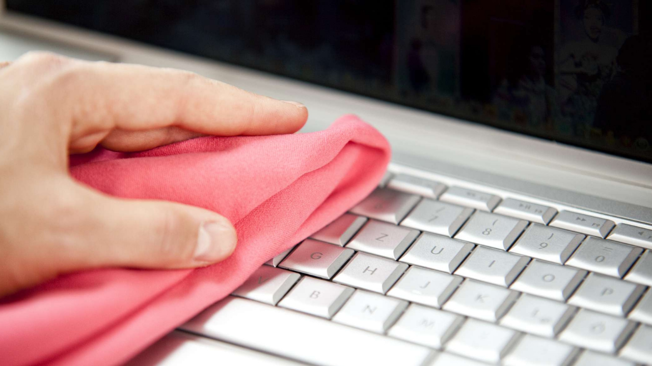 Imagen Principal de Nota: ¿Cómo limpiar el teclado de tu computadora sin usar aire comprimido?