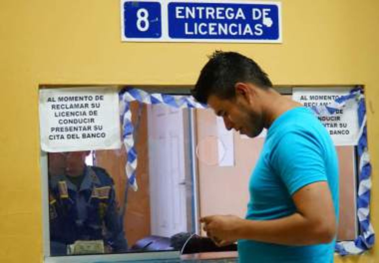 Imagen Principal de Nota: 4 Pasos que debes realizar para recuperar tu licencia de conducir, tras haber recibido una esquela