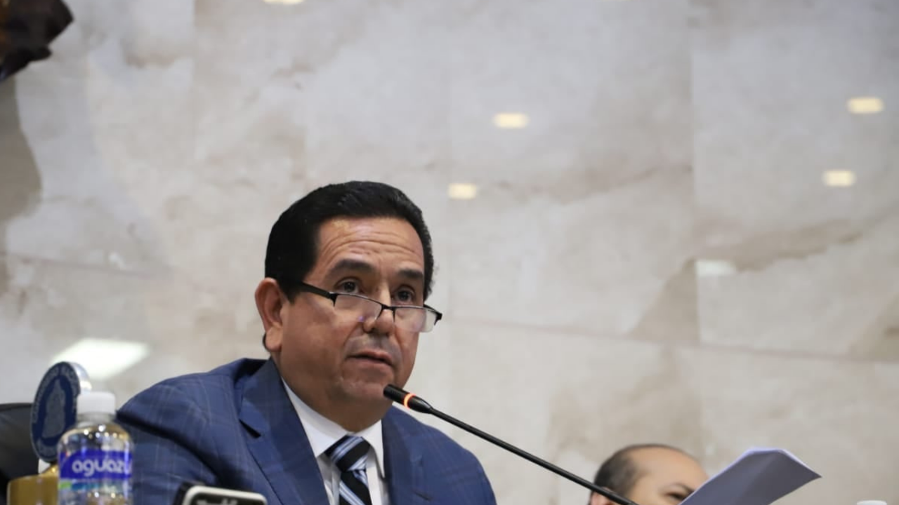 Imagen Principal de Nota: Toño Rivera anuncia en Al Banquillo que consulta para reelección y segunda vuelta será en 2025