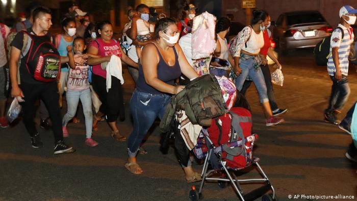 Imagen Principal de Nota: Al menos 3 mil hondureños en caravana migrante ya pisaron suelo en Guatemala en busca del 'sueño americano', pese al covid