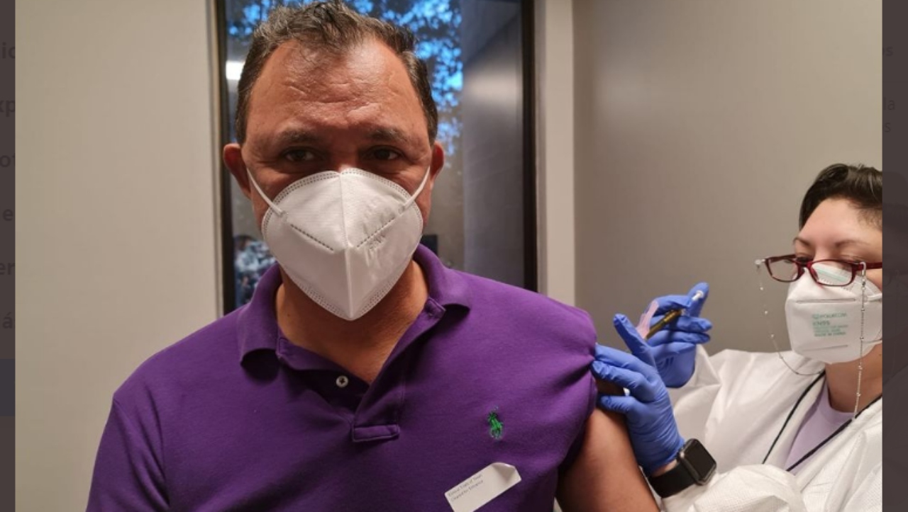 Imagen Principal de Nota: Hondureño Tony García se aplica segunda dosis de vacuna experimental contra el covid