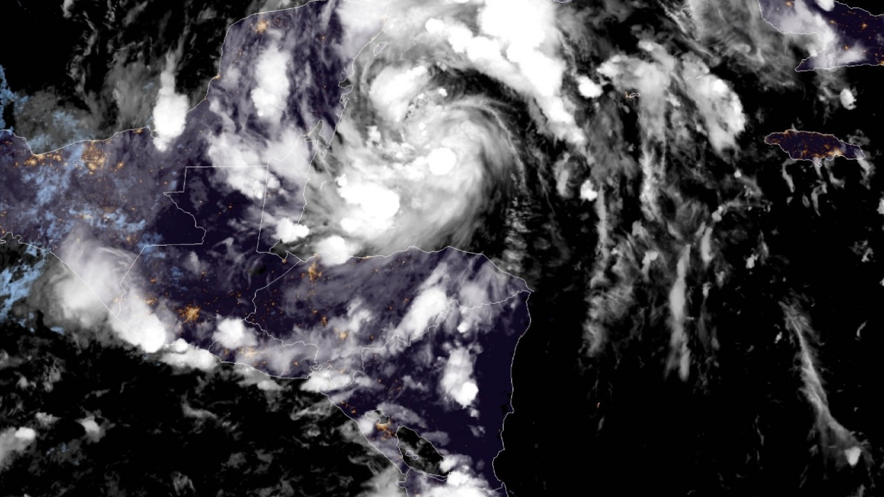 Imagen Principal de Nota: Copeco eleva a alerta roja seis departamentos del país por tormenta tropical Gamma
