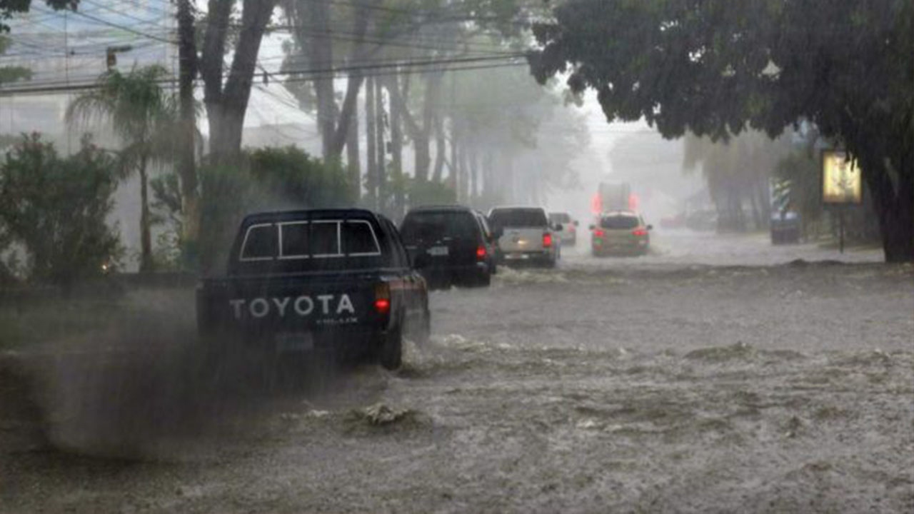 Imagen Principal de Nota: Tormenta tropical seguirá dejando fuertes lluvias en Honduras y lo que se viene 'es peor', advierte experto