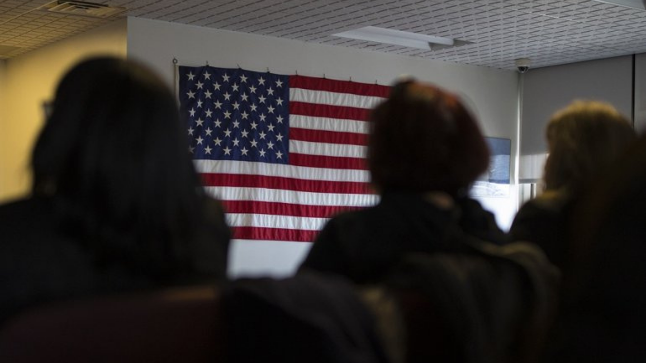 Imagen Principal de Nota: Migración: ¿En qué consiste la ley de carga pública para inmigrantes?