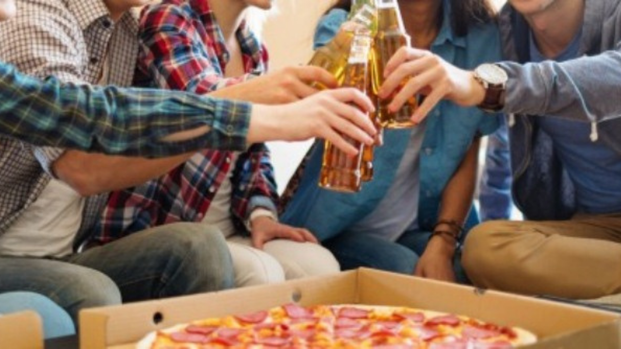 Imagen de Cuál es el riesgo de contagio de covid en las reuniones sociales
