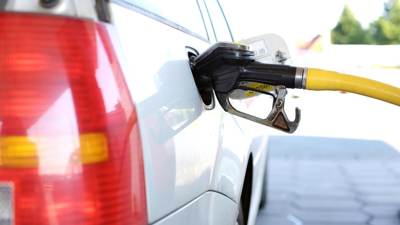 Imagen Principal de Nota: Gasolina súper y regular presentarán leve incremento a partir del 12 de octubre en Honduras