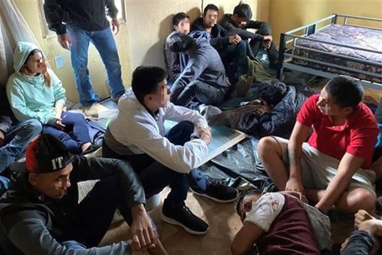 Imagen Principal de Nota: Patrulla fronteriza detiene a 24 inmigrantes, entre ellos hondureños, escondidos en una casa de seguridad en Texas