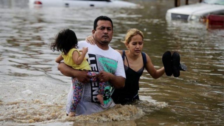 Imagen Principal de Nota: Alerta: Sinager ordena evacuar  de inmediato 10 departamentos de Honduras ante llegada del huracán Iota
