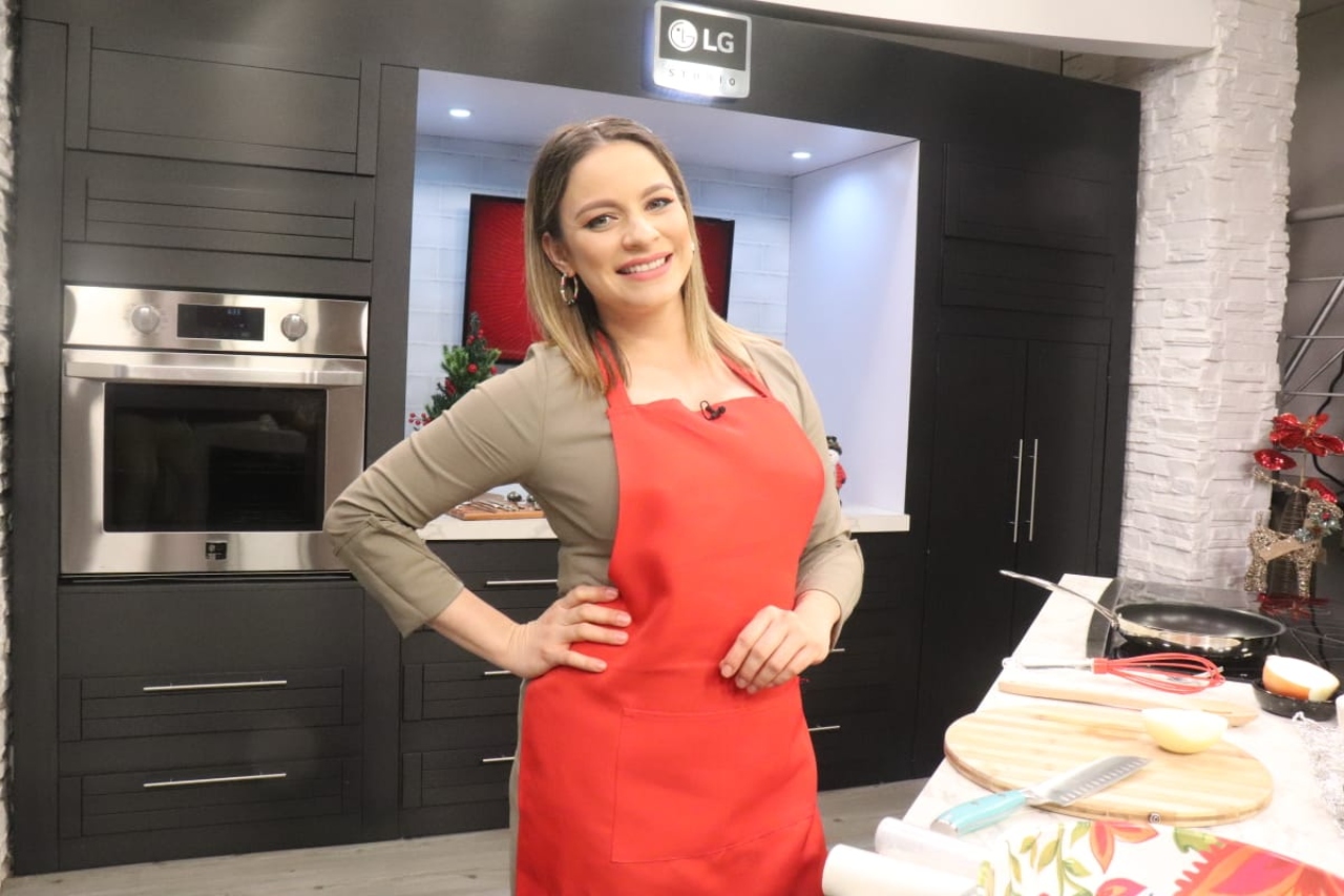 Imagen Principal de Nota: La Cocina de Keyla: la cantante hondureña Karlibeth Ortega aprende a preparar un delicioso quiche de queso y bacon
