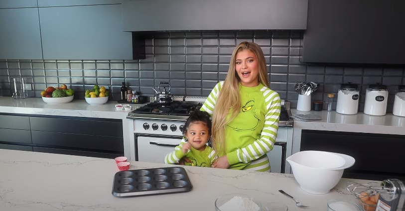 Imagen Principal de Nota: Stormi cautiva los fans de Kylie Jenner por sus buenos modales al cocinar, mira el tierno vídeo
