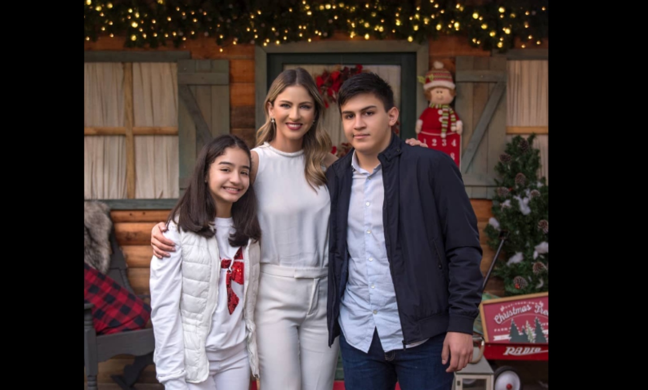 Imagen Principal de Nota: Kritza Pérez comparte tierna sesión de fotos navideñas junto a sus hijos