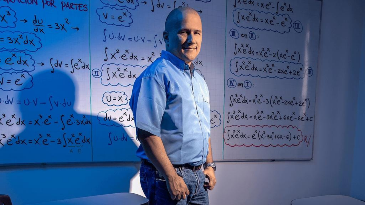 Imagen Principal de Nota: Maestro gana Récord Guinness por realizar la clase de matemáticas más vista en línea