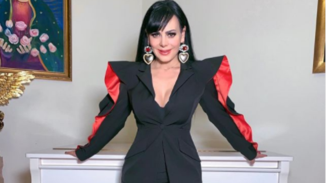 Imagen Principal de Nota: Maribel Guardia recibe diciembre y la época navideña con atrevidas fotografías