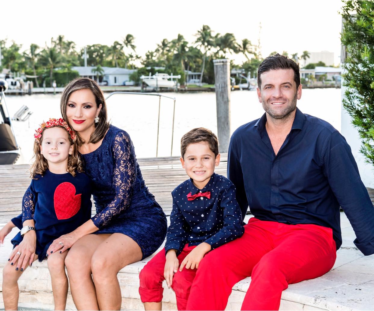 Imagen Principal de Nota: La hondureña Satcha Pretto desea una feliz Navidad a sus seguidores con hermosa sesión de fotos familiar