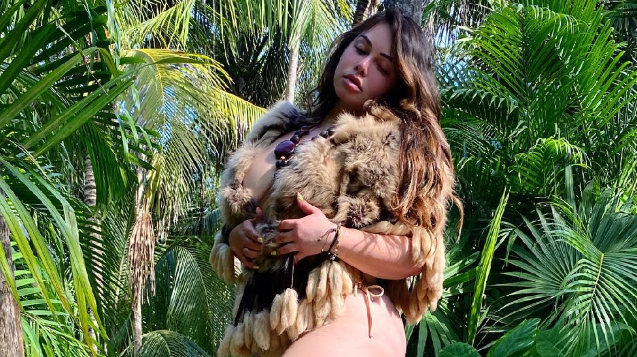 Imagen Principal de Nota: Chiquis Rivera ignora las críticas tras aparecer en bikini y comparte sexy sesión de fotos, dejando poco a la imaginación