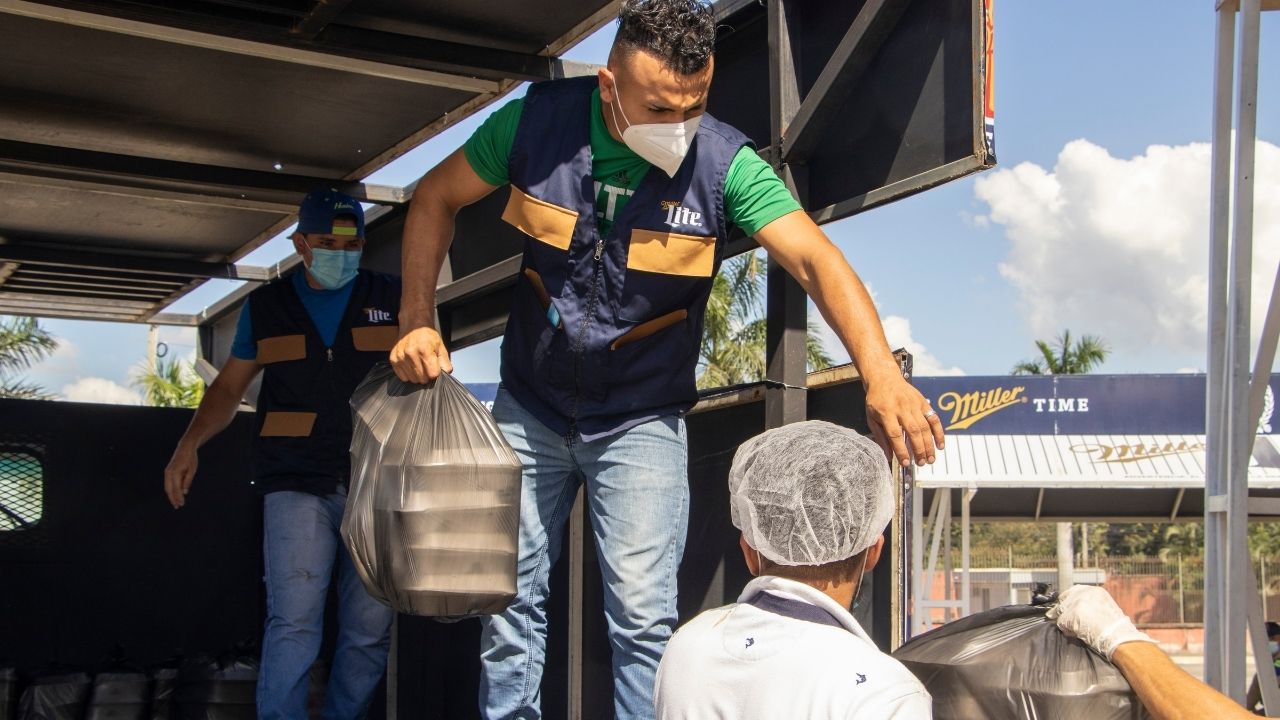 Imagen Principal de Nota: 2,000 platos de comida son entregados a diario por los afectados de las tormentas ETA e IOTA