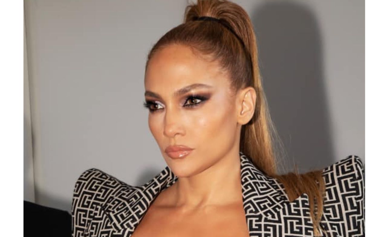 Imagen Principal de Nota: Jennifer López le contestó a un fan que la criticó por tener 'toneladas de bótox'