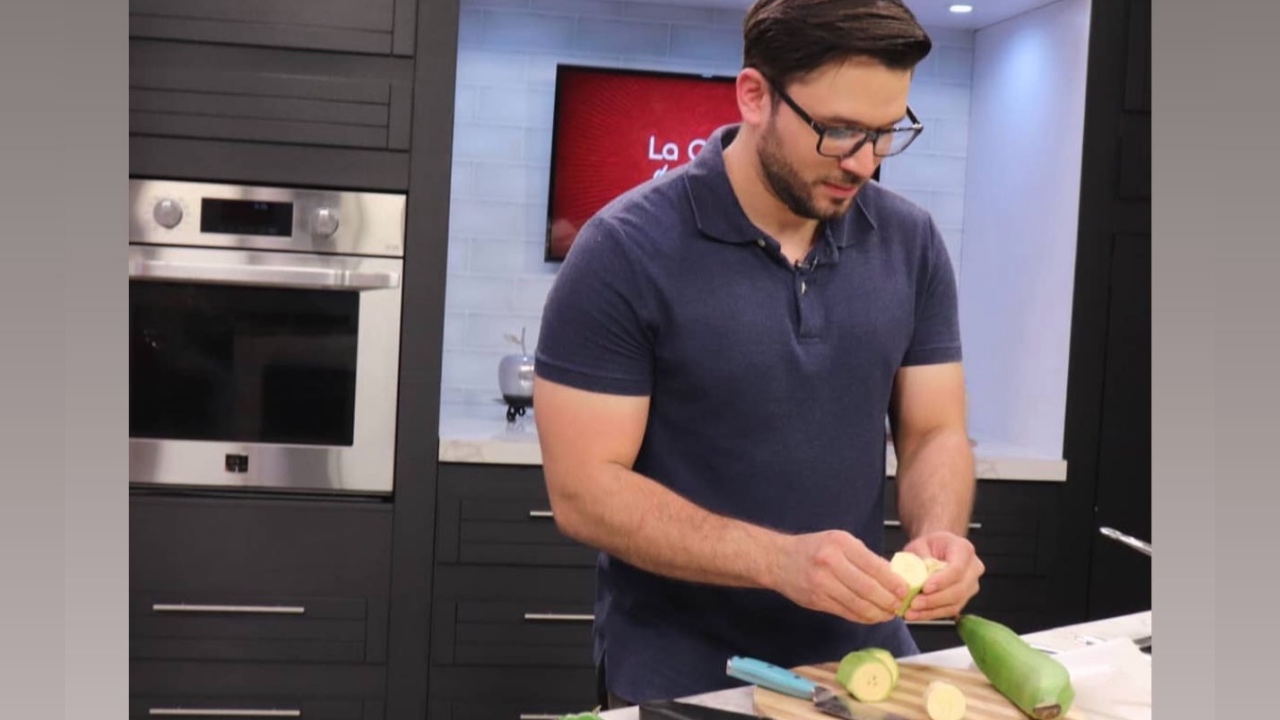 Imagen Principal de Nota: Jean Paul Irías se convirtió en chef en La Cocina del 5 y preparó una deliciosa sopa de frijoles