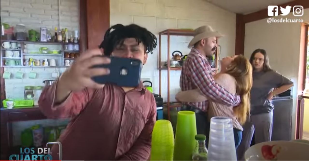 Imagen Principal de Nota: Los del Cuarto: Moncho expone infidelidad de su tío por tomarse una selfie para Facebook