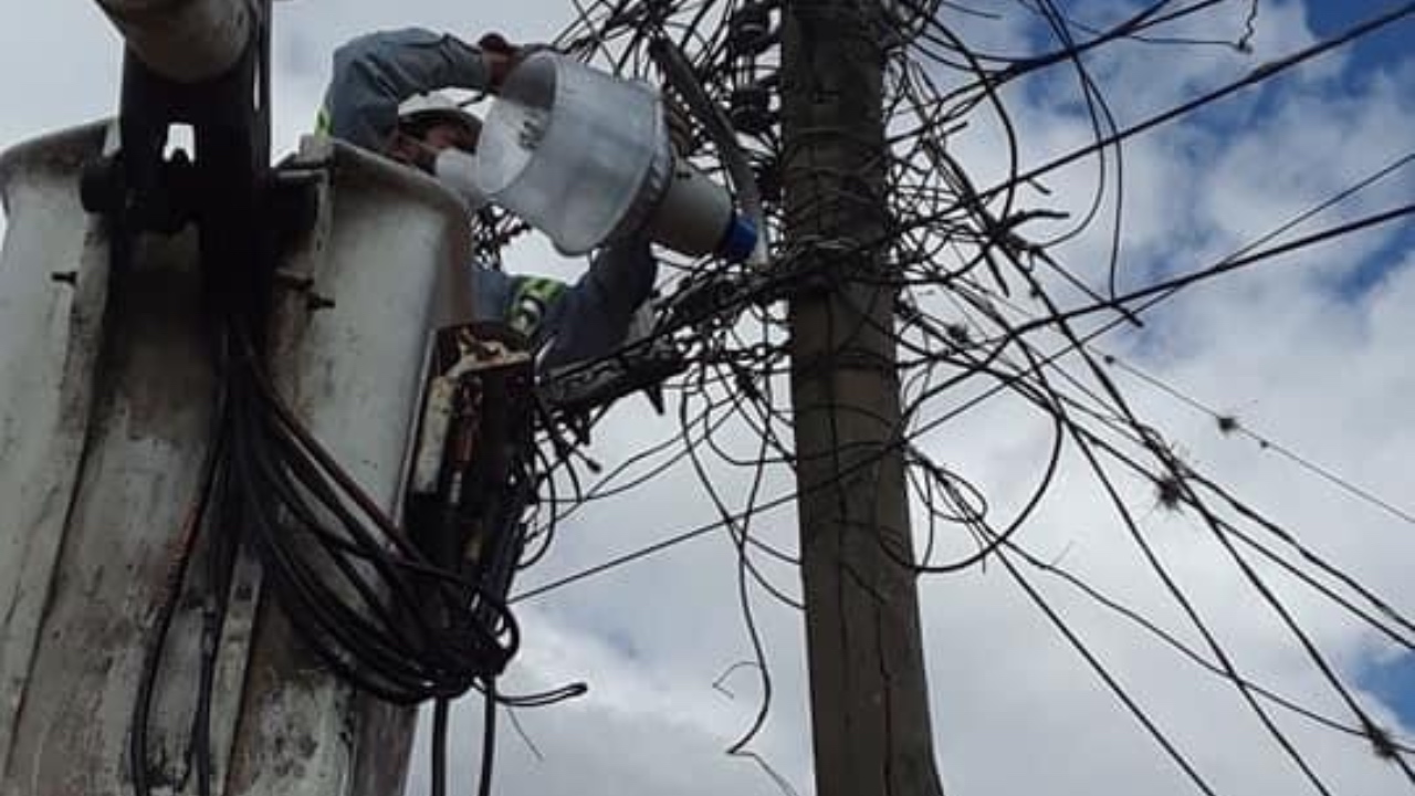 Imagen de Pobladores de municipio dejan fuerte mensaje a políticos que ponen propaganda en postes de energía