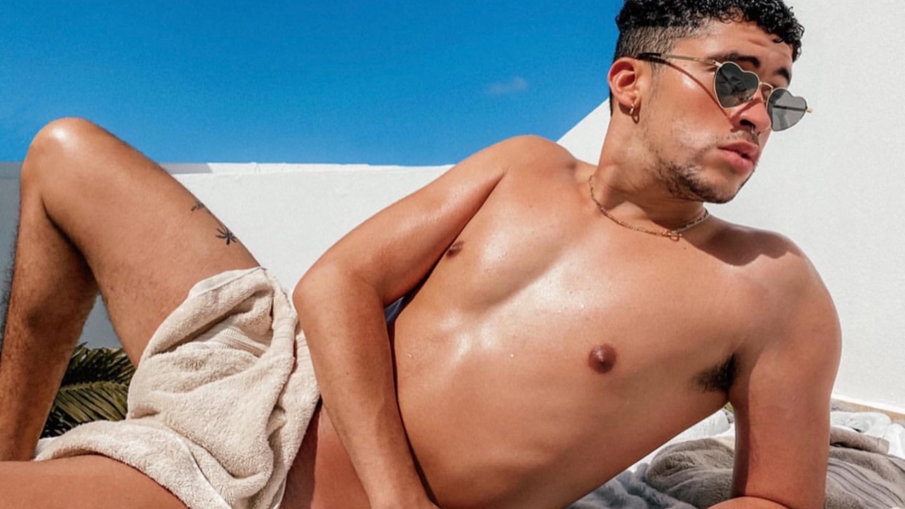 Imagen Principal de Nota: Bad Bunny recibe fuertes críticas por publicar una foto totalmente desnudo