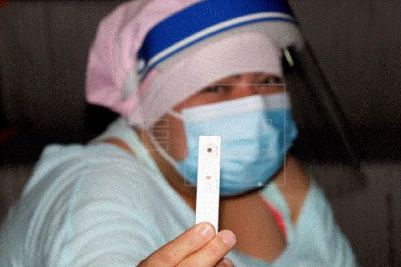 Imagen Principal de Nota: Descubre los tres signos de alarma en pacientes covid a los que debes estar atento