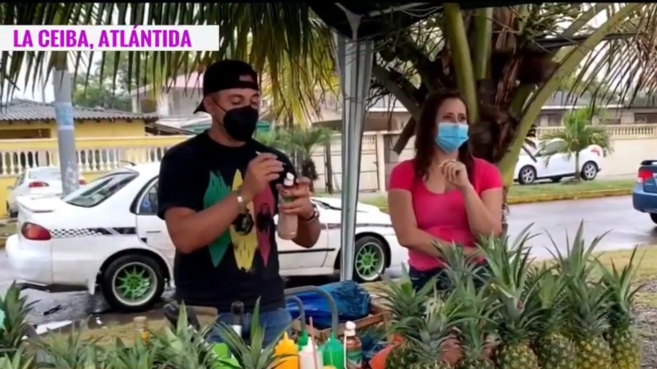 Imagen Principal de Nota: Pareja de hondureños lleva de la mano su amor con el emprendimiento y crea negocio de ‘piñas locas’