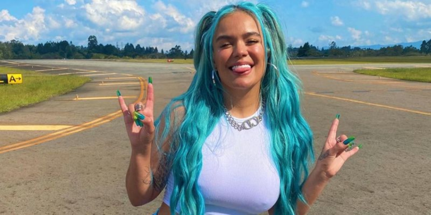 Imagen de De un estilo sexy a otro más urbano, Karol G es tendencia por su cabello azul y su holgado outfit
