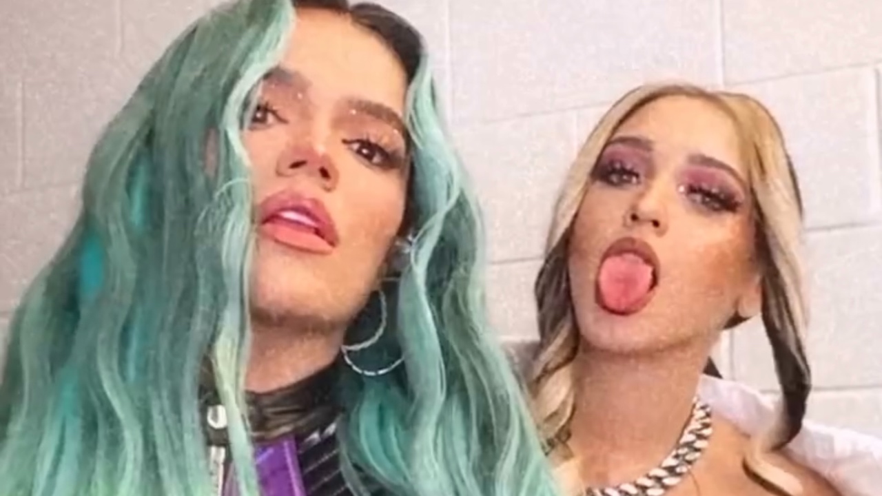 Imagen de Así fue la sensual presentación de Karol G y Mariah Angeliq en los Latin AMAS 2021, ¿hubo beso en vivo?