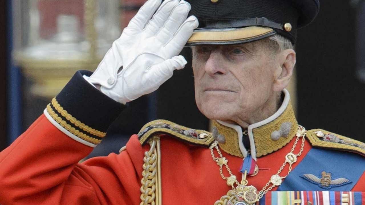 Imagen Principal de Nota: ¿Por qué el príncipe Felipe nunca obtuvo el título de rey como su esposa?