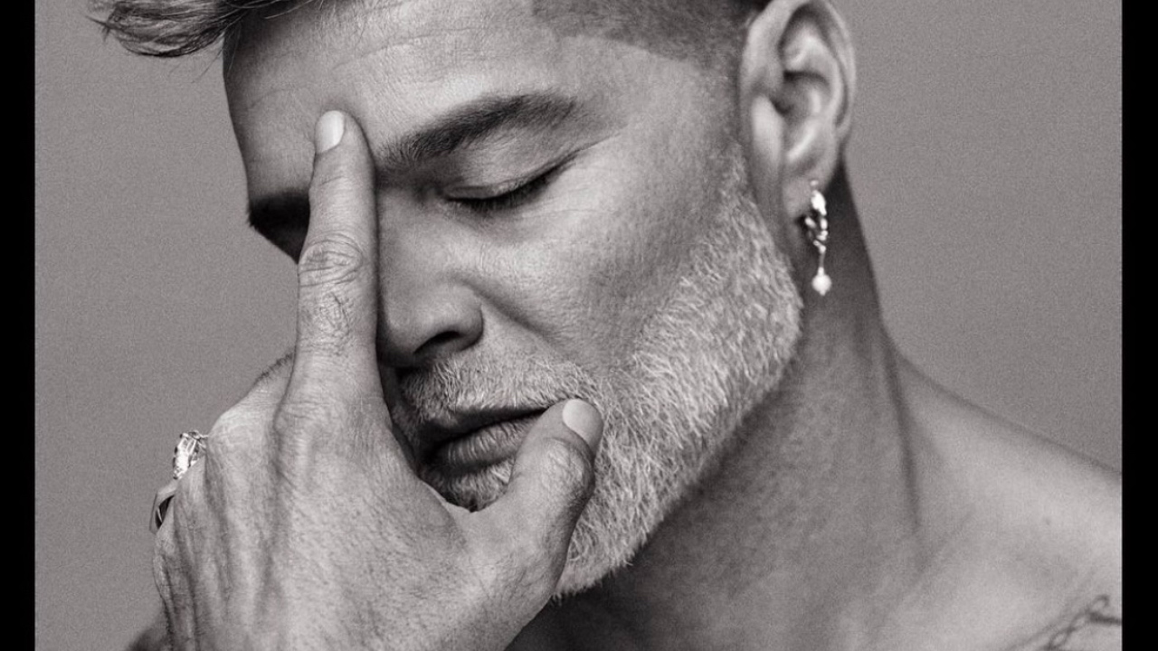 Imagen Principal de Nota: Tildan de 'ridículo' a Ricky Martin por su nuevo look con tacones a sus 49 años de edad