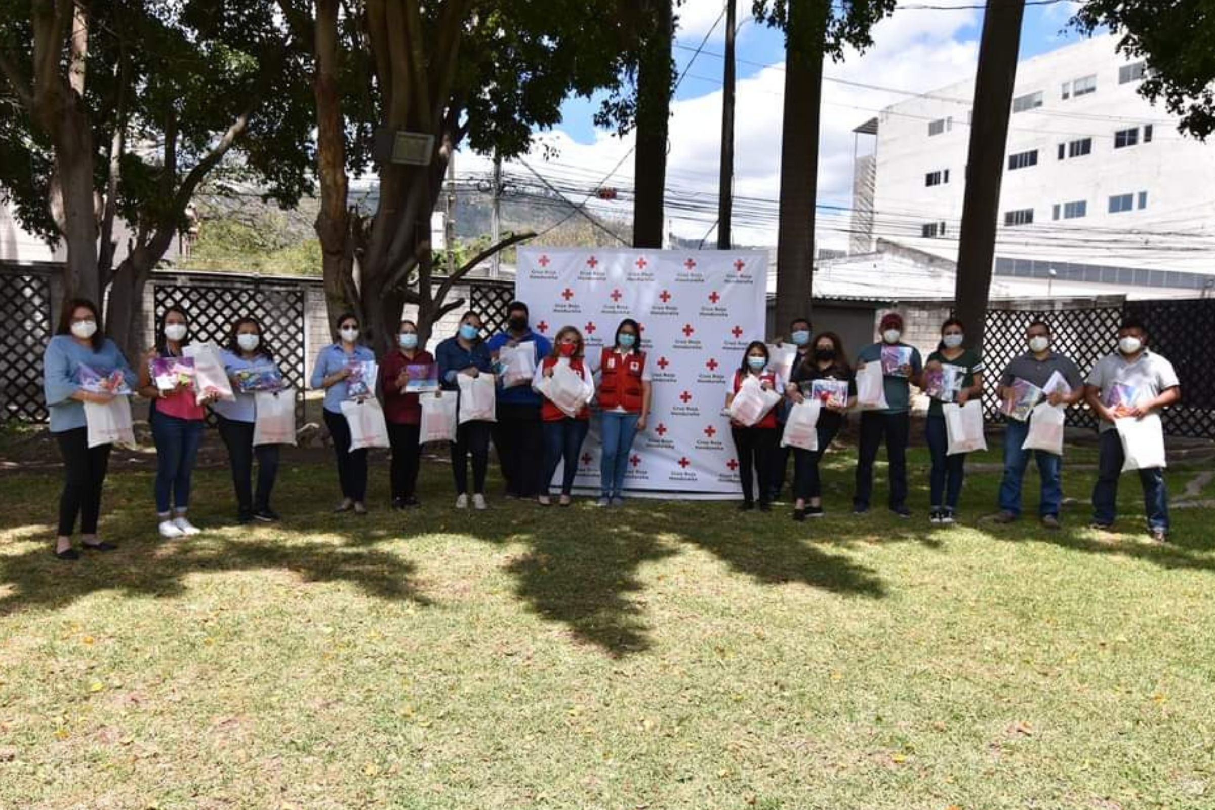 Imagen Principal de Nota: Colaboradores de Televicentro presentes en una exitosa jornada de salud mental en alianza con  Cruz Roja Hondureña