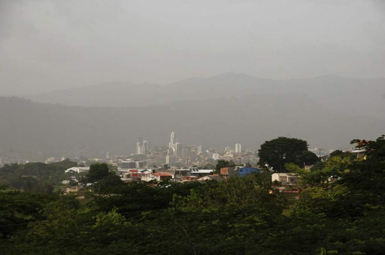 Imagen Principal de Nota: Alertan a Honduras por lluvias con actividad eléctrica y polvo del Sahara que afectarán a partir del 12 de mayo