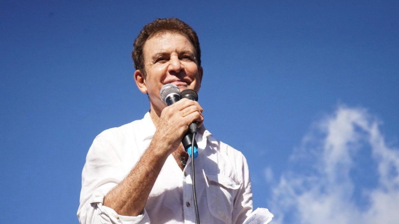 Imagen Principal de Nota: 'Eres muy guapo, un cuero', los halagos que recibió Salvador Nasralla de famosa cantante mexicana