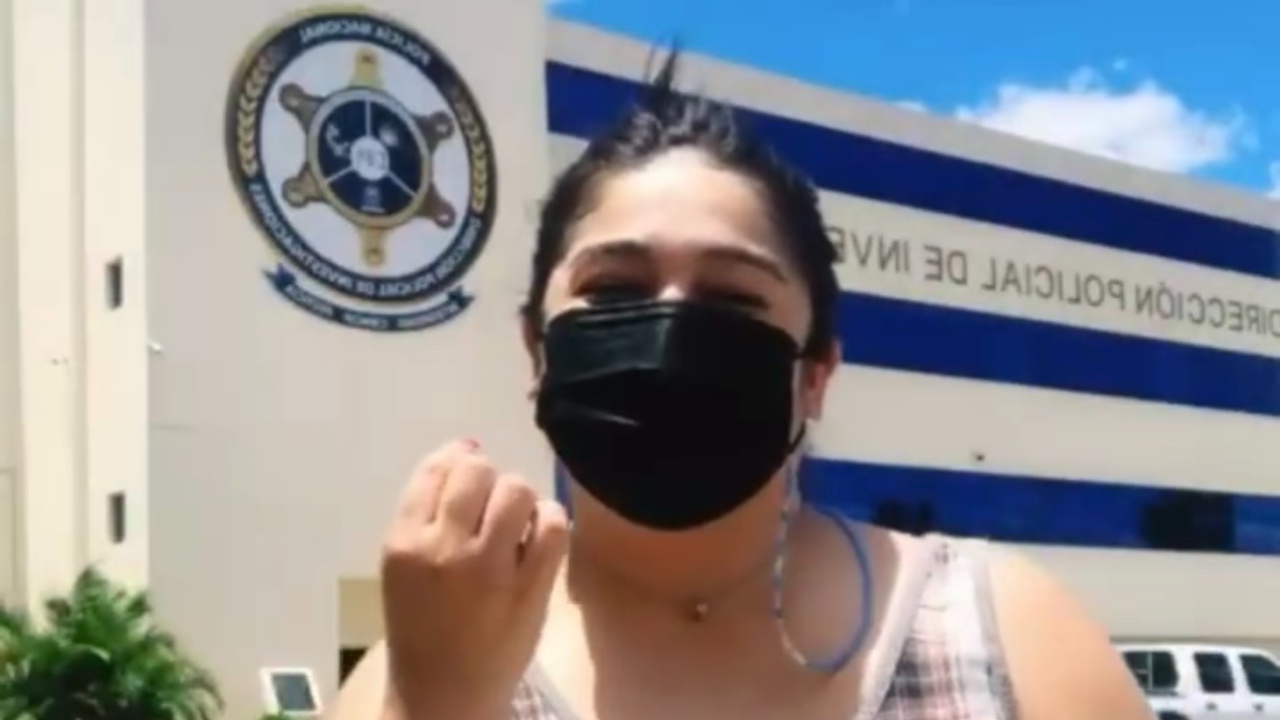 Imagen Principal de Nota: Viral: Captan a hondureña grabando un sensual video de TikTok en institución policial en Honduras