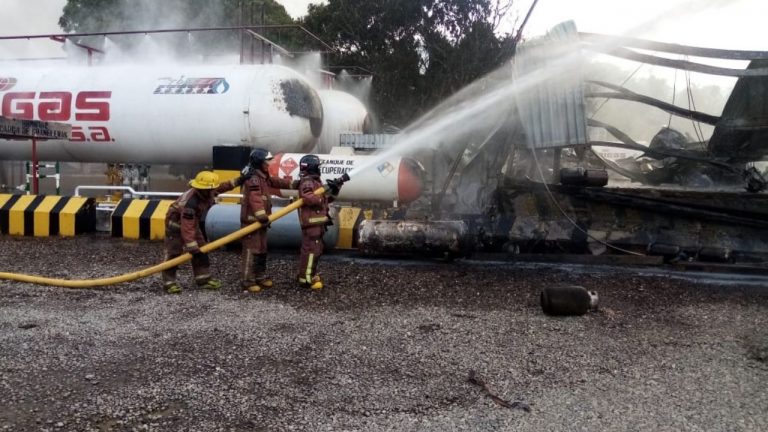 Imagen Principal de Nota: Incendio de grandes proporciones se reporta en una planta distribuidora de gas LPG, en Villanueva, Cortés