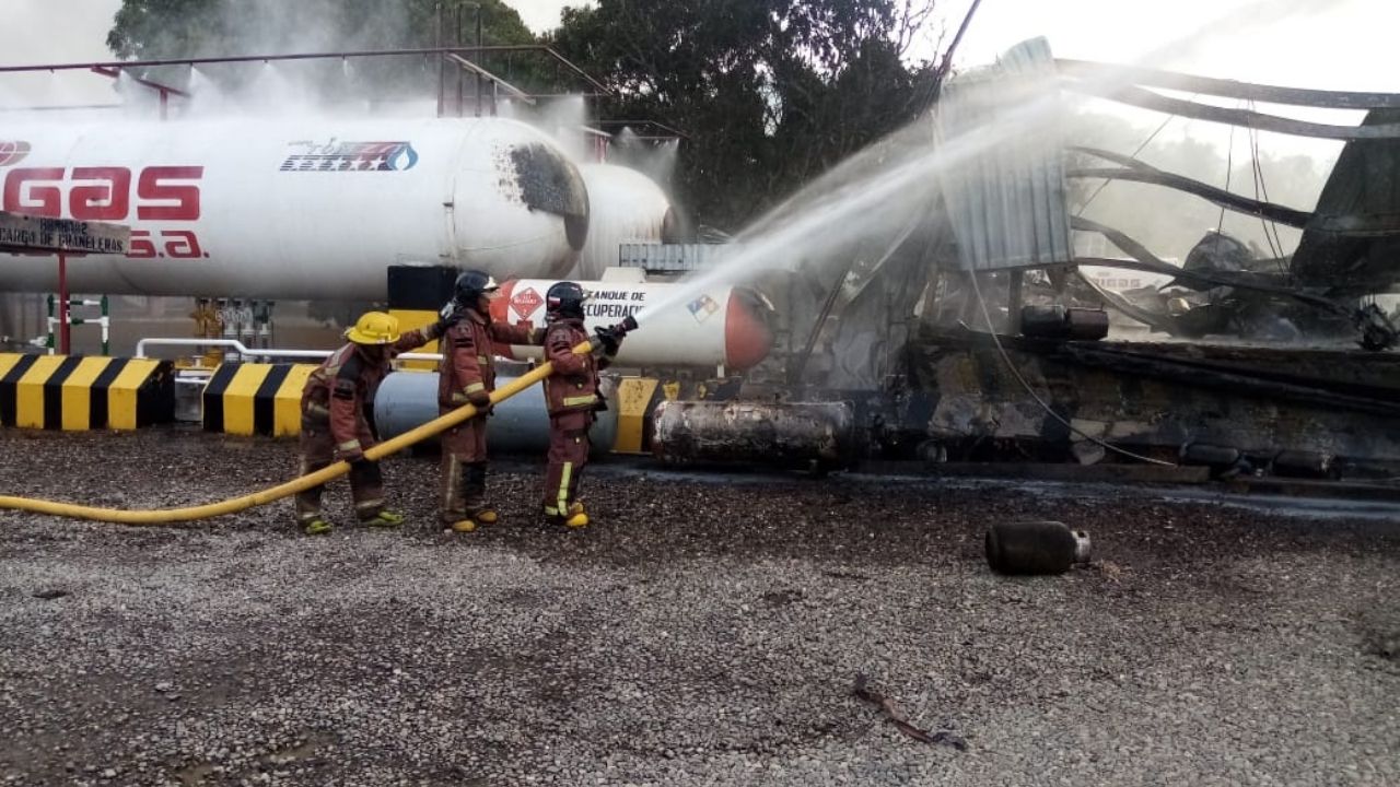 Imagen Principal de Nota: Incendio de grandes proporciones se reporta en una planta distribuidora de gas LPG, en Villanueva, Cortés