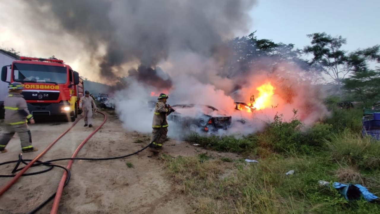Imagen Principal de Nota: Decenas de vehículos tomaron fuego en el estacionamiento de Tránsito en San Pedro Sula