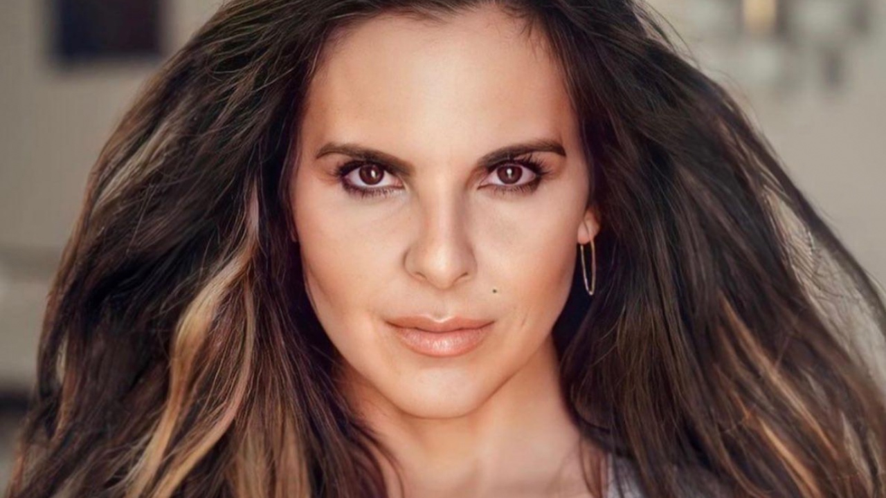 Imagen de ‘Tiene pies de hombre, pero es linda’, fanáticos critican a Kate del Castillo por fotografía en la playa