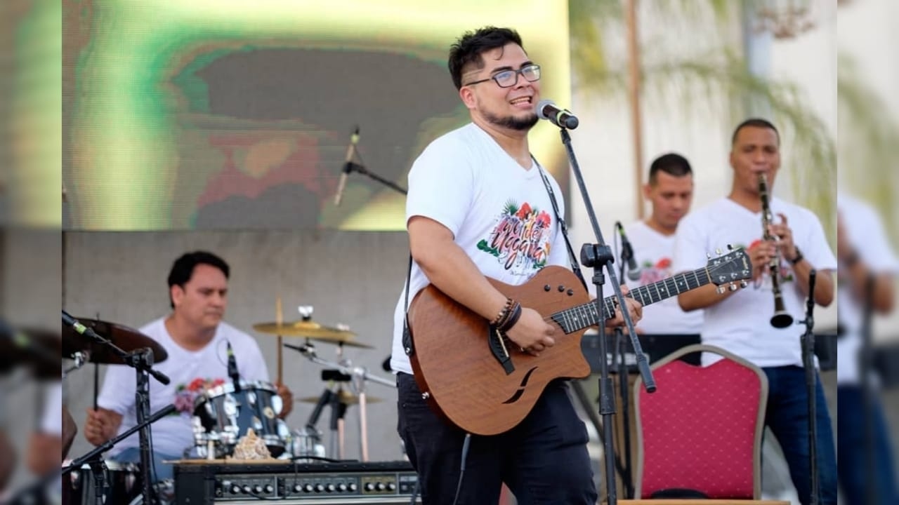 Imagen de El hondureño Manu Martínez es finalista en concurso centroamericano, así lo puedes apoyar
