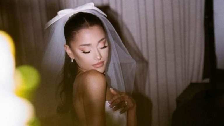 Imagen Principal de Nota: Mira el peculiar regalo de boda que recibió Ariana Grande