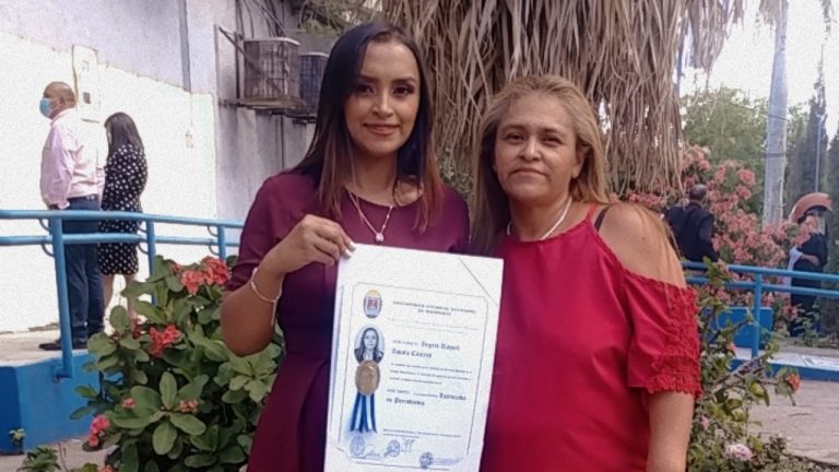 Imagen Principal de Nota: Hondureña que superó el cáncer, vendió tortillas y nacatamales para cumplir su sueño de ser periodista