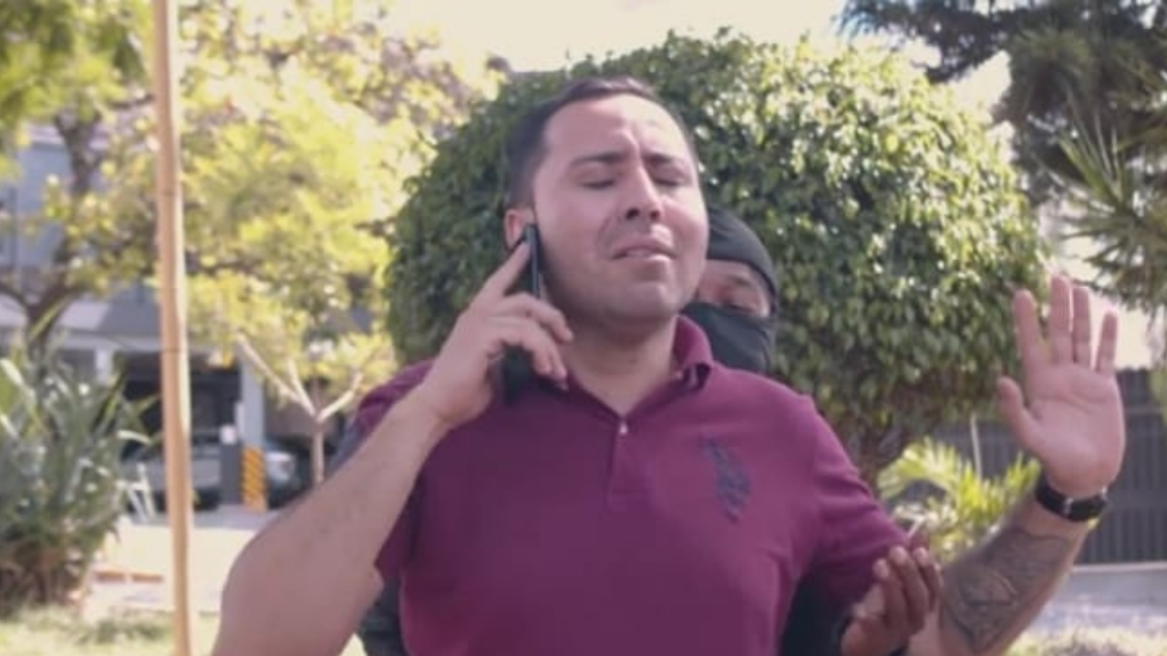 Imagen de Los del Cuarto: divierte con Elmer Valladares en un sketch de asaltos