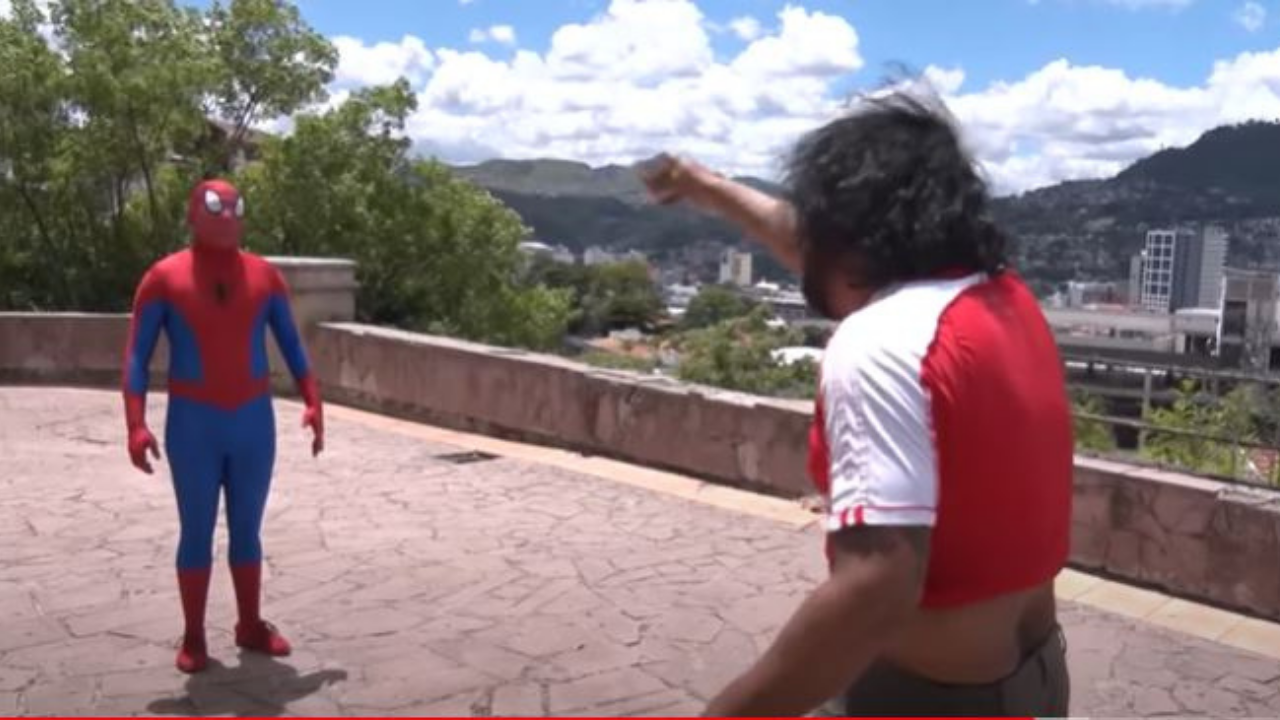Imagen Principal de Nota: Los del Cuarto: El Hombre Maña vs. Pecho de bote, ¿Quién ganará la pelea del siglo?
