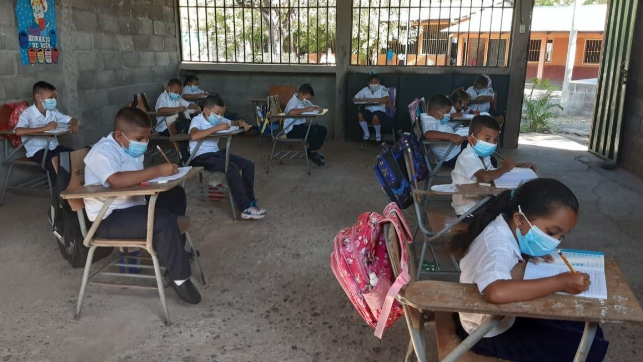 Imagen de Habilitan centros educativos de Tegucigalpa y San Pedro Sula para el regreso a clases semipresenciales