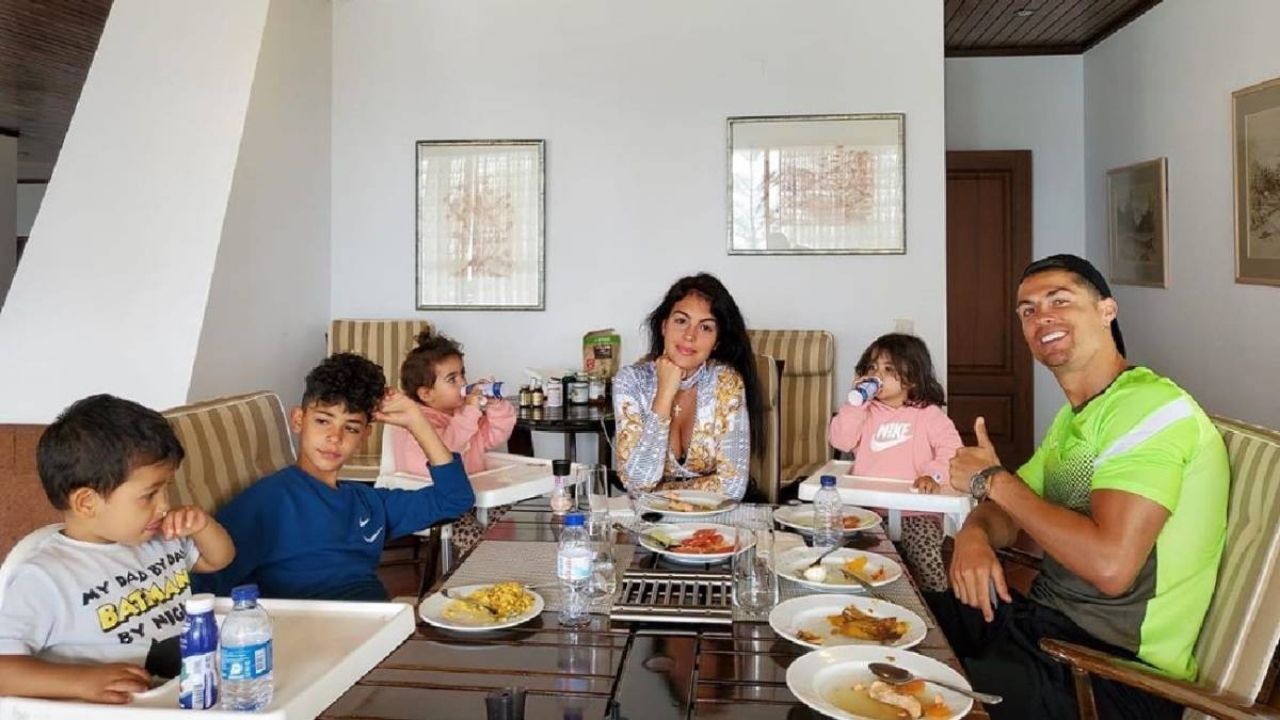 Imagen Principal de Nota: ¿Nueva religión? Cristiano Ronaldo y su familia sorprenden con peculiar ritual antes de comer